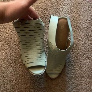 Chunky neutral heel